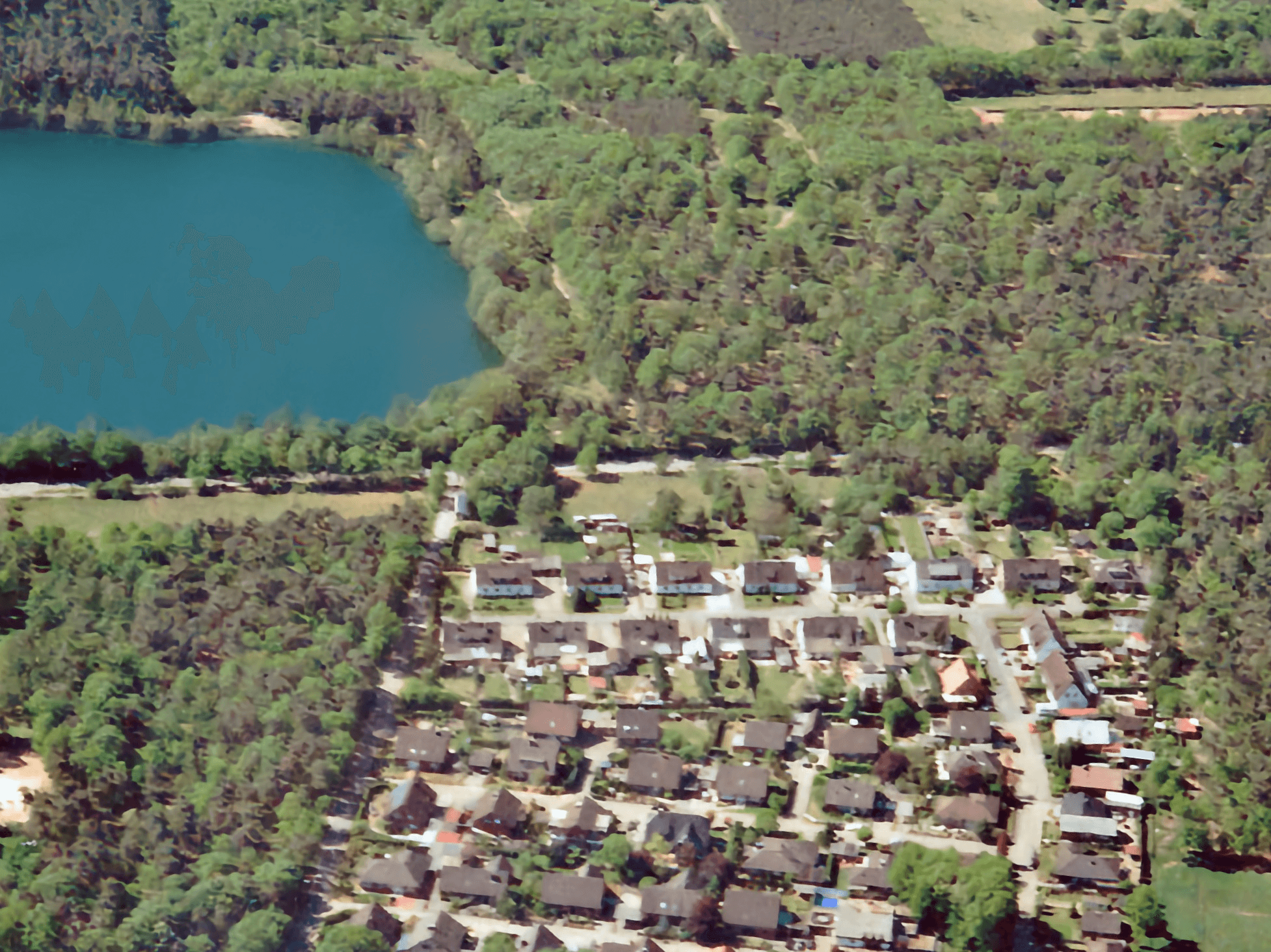 Luftaufnahme von der Ferienwohnung mit Blick auf die Wälder und den See