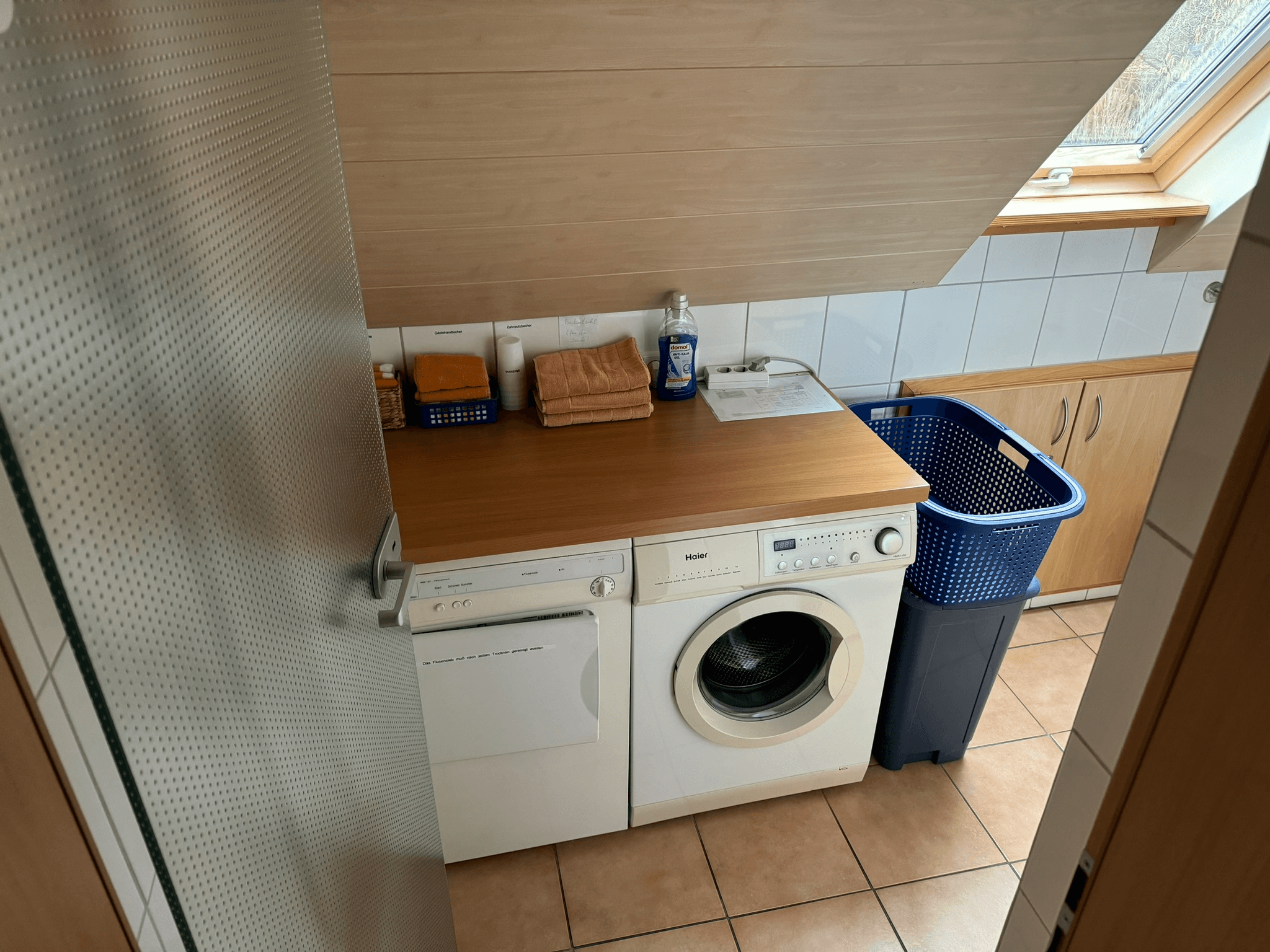 Waschmaschine und Trockner im Bad