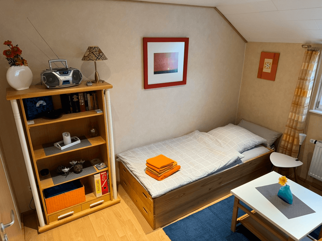 Zimmer 2 Bett und Regal